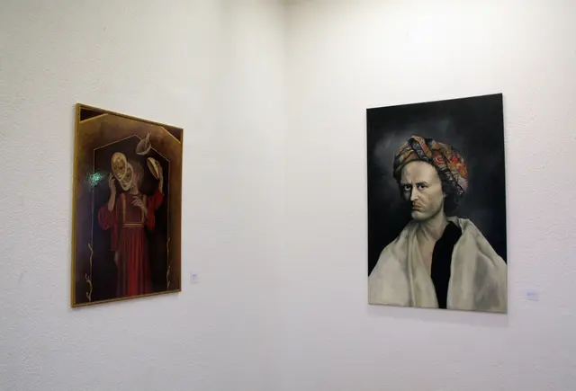 Die Ölbilder von Sara Latta sind von tiefgründig erdachten Bildwelten geprägt und zeigen eine malerische Handschrift im Stil alter Meister*innen.