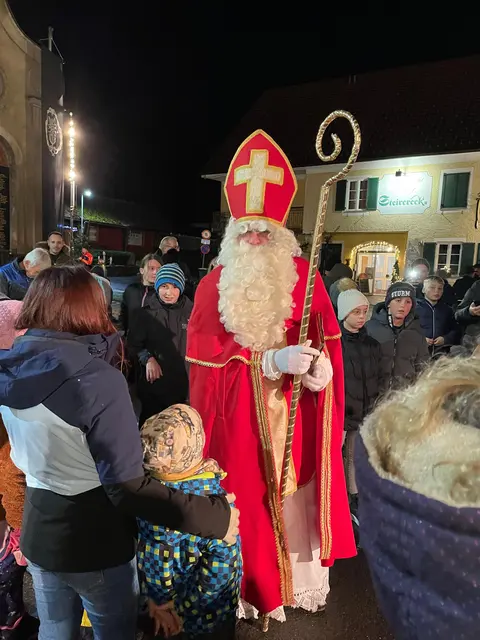 Nikolaus mit vielen Kindern | Foto: Günther Koch 