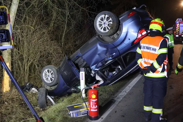 Auf der B1 in Gunskirchen kommt ein Ford am 5. Dezember von der Straße ab, fährt über die Böschung und überschlägt sich, bevor es gegen einen Baum prallt. | Foto: laumat.at