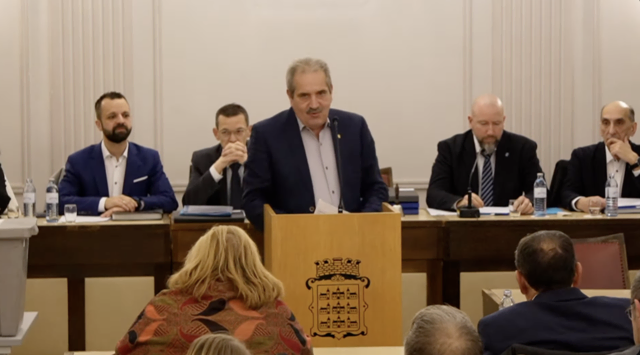 Gemeinderat Wilhelm Haberbichler (FPÖ) trug seinen Dringlichkeitsantrag zur Kürzung der Gemeinderatssaläre um 33 Prozent vor. | Foto: Screenshot MeinBezirk