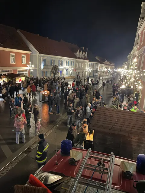 ...mit immer mehr Menschen und deren Kindern. | Foto: Günther Koch
