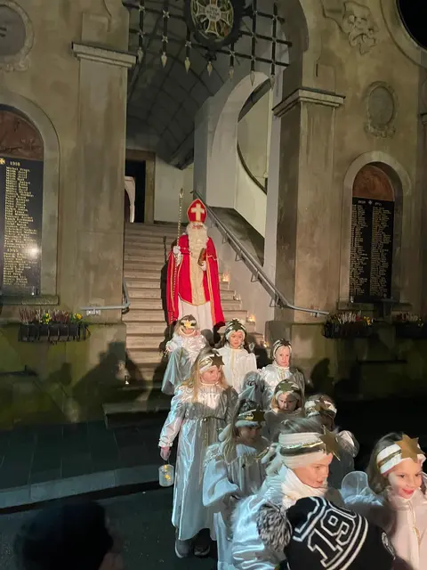 ...zum Hauptplatz mit den wartenden Kindern geleitet. | Foto: Günther Koch