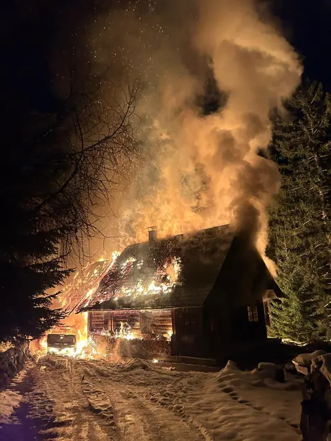 Elf Feuerwehren standen am Freitagabend bis weit in die Nachtstunden hinein bei einem Brand einer Jagdhütte am Ramsauer Größtenberg im Gemeindegebiet von Molln im Einsatz. | Foto: FF Molln