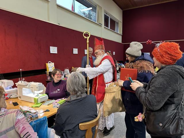 Mit kleinen Aufmerksamkeiten überraschte der Nikolaus sowohl Kinder als auch Erwachsene. | Foto: Jana Zuser