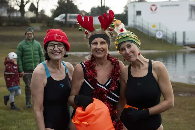 Einige mutige Schwimmerinnen und Schwimmer wagten sich in das kühle Wasser des Neufelder Sees. | Foto: Sophia Braun
