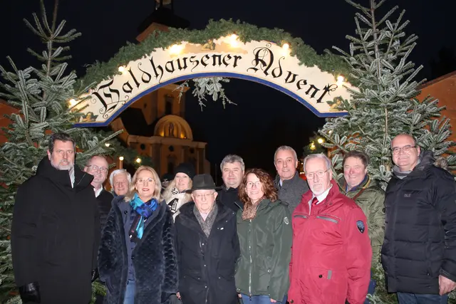Foto im Rahmen der Eröffnung des 21. Waldhausener Advents am Samstag: Von links Konzert-Gesamtleiter Robert Holzer ("Musik zur Weihnacht"), Gemeindevorstand Franz Xaver Leitner, Josef Bauer (Radio Maria), Alexandra Holzer (Verantwortliche für Kulturprogramm), Gemeindevorständin Sylvia Waidhofer, Pfarrer Karl Michael Wögerer, Konzert-Gesamtleiter Wolfgang Rosenthaler („Singa und Spün“ ), Organisatorin Ulrike Hader, Bürgermeister Franz Gassner und Vorgänger Franz Schaumüller, Franz Müller (Radio Maria) und Amtsleiter Franz Geirhofer. | Foto: MeinBezirk Perg/Köck