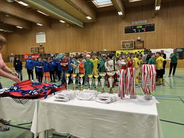 Gespanntes Warten der Nachwuchskicker vor der Siegerehrung. | Foto: SPG Innsbruck West