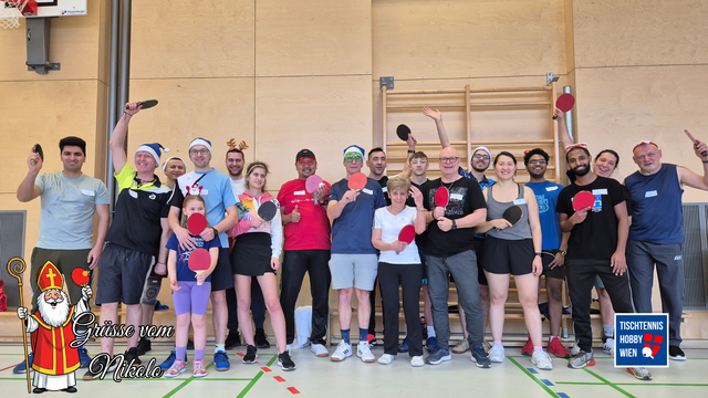 Die Tischtennis-Nikolo-Party des Wiener Vereins Tischtennis Hobby Wien erwies sich als voller Erfolg und begeisterte zahlreiche Teilnehmer:innen jeden Alters. | Foto: Tischtennis Hobby Wien