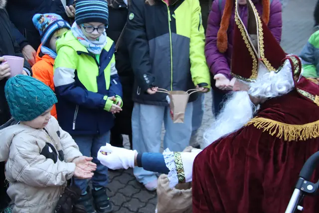 Der Nikolo beschenkte die Jüngsten mit kleinen Gaben. | Foto: Martin Wurglits