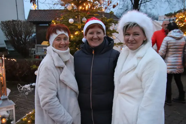 Rita Strobl, Maria Tauss-Brantweiner und Silke Schober (von links) vom Christkindlmarkt-Komitee. | Foto: Martin Wurglits
