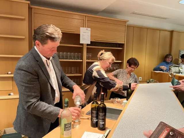 Bürgermeister Heisz fasste in der Pause tatkräftig mit an, damit alle Gäste gut versorgt wurden. | Foto: Gesa Buzanich