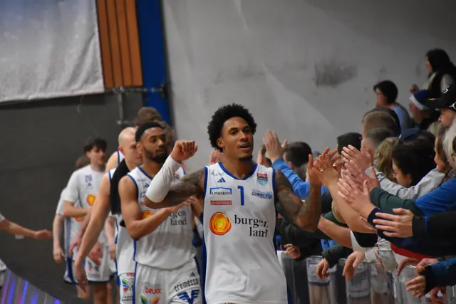 Die Gunners Spieler beim Abklatschen mit den Fans. | Foto: MeinBezirk/Michael Strini