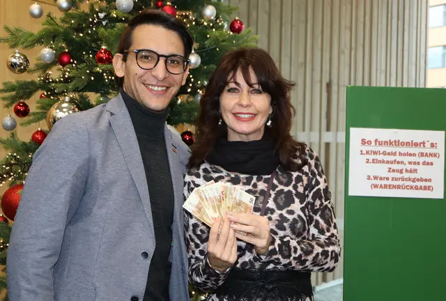 Bezirksstellenleiter der WK Imst Nico Tilg und Nadja Elmer von der Firma "EEC-Die Bildungswerkstatt" unterstützen die Kinder in ihrem Unternehmergeist.   | Foto: Tatschl