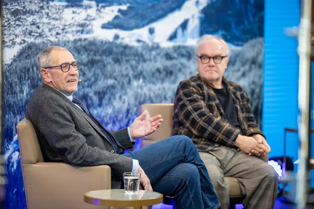 Einen literarisch-philosophischen Schlusspunkt zum 17. Europäischen Mediengipfel in Seefeld setzten Schriftsteller Michael Köhlmeier (r.) und Philosoph Konrad Paul Liessmann (l.). | Foto: Europäischer Mediengipfel/Florian Lechner