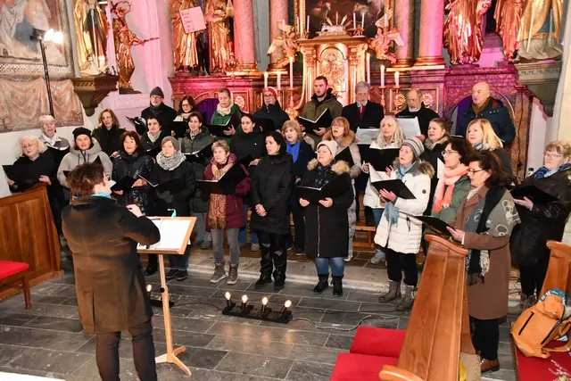 Der Projektchor St. Peter lud zum „Zünd a Liacht für di an“ in die Pfarrkirche ein. | Foto: Anita Galler