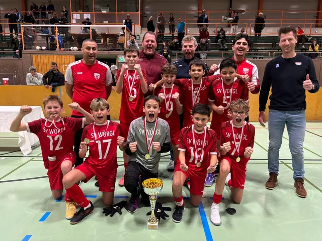 U13-Bewerb: der SV Wörgl jubelt gemeinsam mit Hannes Reichelt. | Foto: SPG Innsbruck West