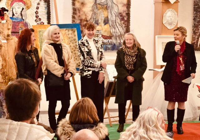 Initiatorin Michaela Lukmann mit den zahlreichen Preisträgerinnen. | Foto: Brandner Photography