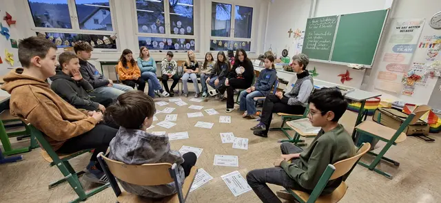 Unter der Begleitung von Eva Lenhard vom UBZ führten die Voitsberger Mittelschülerinnen und Mittelschüler eine Klimaweltreise durch. | Foto: MS Voitsberg