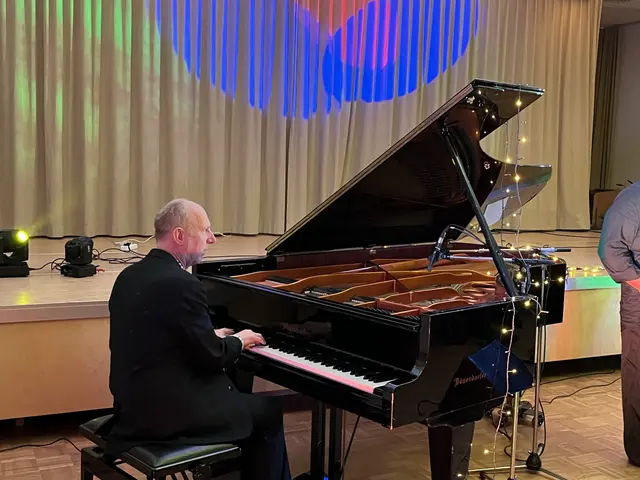 Der Pianist und Keyboarder Roland Guggenbichler ist unter anderem  von seiner Zusammenarbeit mit Kurt Ostbahn/Willi Resetarits, Hans Theessink und Erika Pluhar bekannt. | Foto: Gesa Buzanich