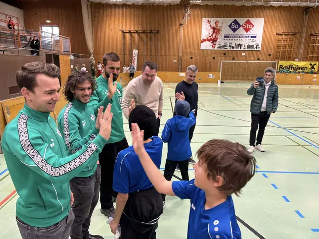 "High Five" mit den WSG-Kickern. | Foto: SPG Innsbruck West