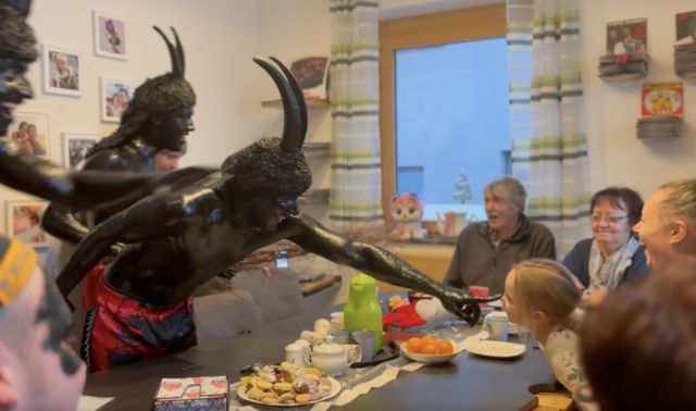 Die bekannten, schwarz-glänzenden Rietzer Tuifl gehören zum Nikolaus-Besuch dazu ... so wie das "Anruaßeln". 