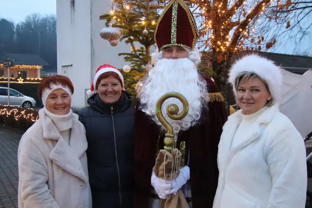 Den Nikolo nahmen Rita Strobl, Maria Tauss-Brantweiner und Silke Schober (von links) namens des Christkindlmarkt-Komitees in Empfang. | Foto: Martin Wurglits