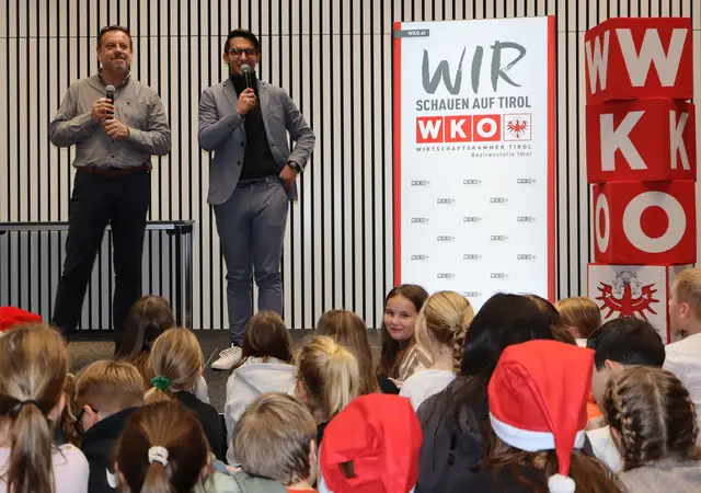 Stefan Elmer von "EEC - Die Bildungswerkstatt" und Bezirksstellenleiter Nico Tilg verteilten KiWi-Goldmedaillen an die Kinder. | Foto: Tatschl