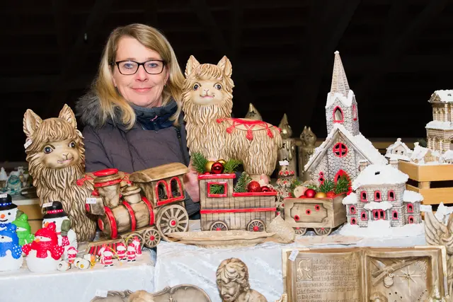 Das vielfältige Angebot im Meierhof und eine weihnachtliche Atmosphäre lockte viele Besucher. | Foto: Alfred Hofer