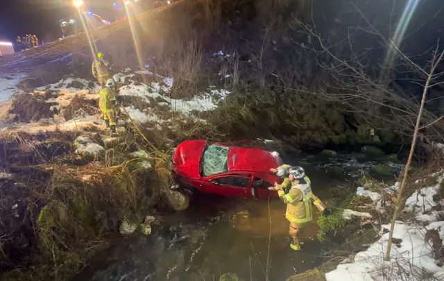 Einsatzkräfte befreiten in Rettenschöss einen eingeklemmten Autofahrer aus seinem zerstörten Fahrzeug.  | Foto: zoom.tirol