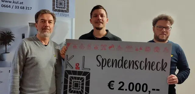 Symbolische Scheckübergabe (von links): Dietmar Karte, Harald Lauß und Dominik Karte. | Foto: K&amp;L Aufzugservice