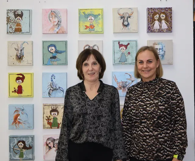 Katharina Baldauf (links) und Tina Krippes (rechts) gestalteten die Sternzeichen-Bilder im Hintergrund gemeinsam.  | Foto: Tatschl