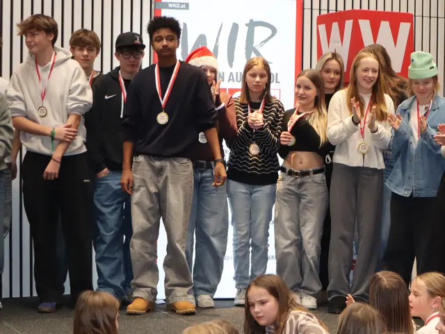 Schüler:innen der HAS/HAK Imst unterstützten tatkräftig die Volksschulkinder.  | Foto: Tatschl