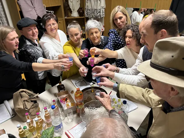 Vor jeder Vorstellung stoßen alle mit einem Stamperl Cointreau an – ein liebgewonnenes Ritual seit 1996. | Foto: MeinBezirk/Barbara Babonitsch-Diewald