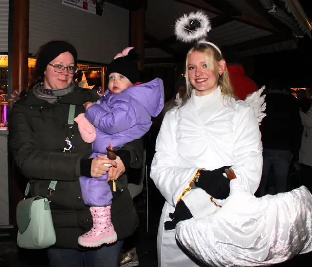 Das hübsche Christkind besuchte die Kinder in Gmünd und brachte kleine Geschenke.  | Foto: Walter Kellner
