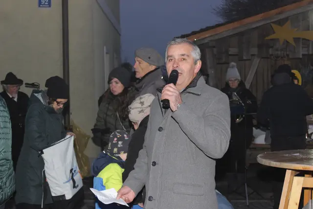 Bürgermeister Manfred Zeilinger eröffnete den 16. Adventmarkt in Hoheneich | Foto: Walter Kellner