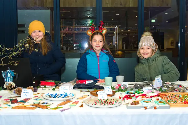 Einen eigenen Stand betreuten auch Kinder gerne beim Weihnachtsmarkt am Ortsplatz. | Foto: Alfred Hofer