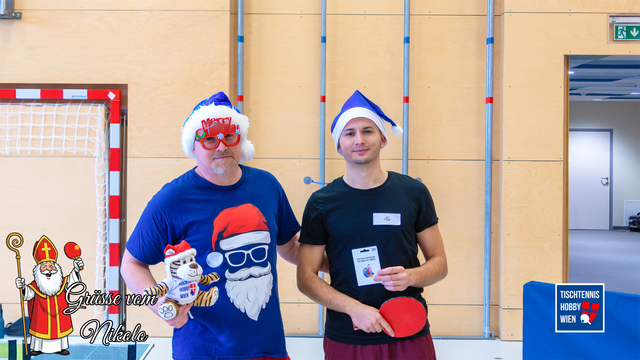 Der Teilnehmer durfte sich über den heutigen Preis besonders freuen. (v.links Organisator Michael Mader und der Gewinner) | Foto: R.Lendl im Auftrag von Tischtennis Hobby Wien