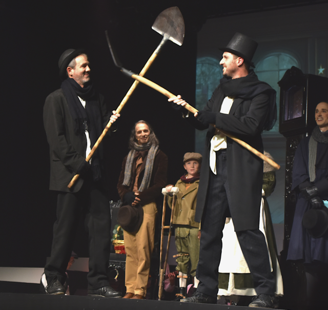 Event-Manager Christian Santer und sein Gemeindechef Christian Härting mussten zur Premiere das Loch für den Geizkragen buddeln und kreuzten dabei die Schaufeln.