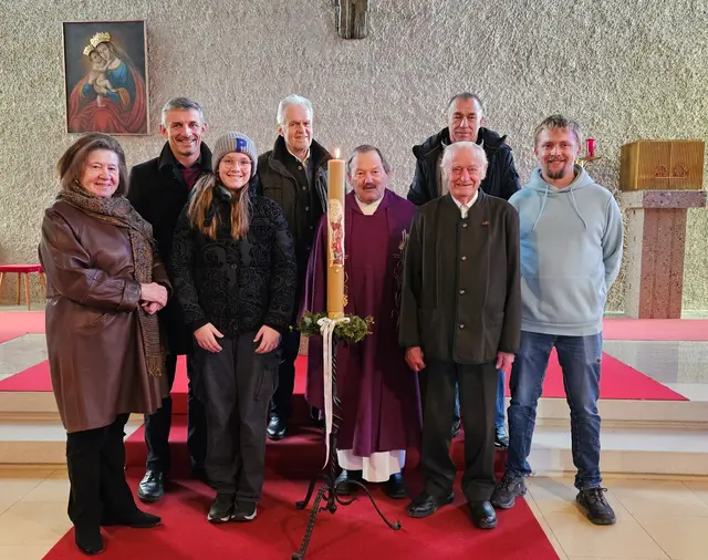 Am 7. Dezember 2025 feierte der Imkerverband Ortsgruppe Hochwolkersdorf sein 75-jähriges Bestehen mit einer feierlichen Ambrosiusmesse in der Pfarrkirche Hochwolkersdorf. Die Messe wurde von Pfarrer Mag. Franz Pfeifer zelebriert. 
v.l.n.r.: Veronika Schrammel (Kassierin), Hubert Piribauer (Obmann), Matea Piribauer, Josef Ponweiser (Obmann-Stv.), Pfarrer Mag. Franz Pfeifer, Karl Kohlberger, Erich Kohlberger, Daniel Kohlberger (Schriftführer) mit der Jubiläums-Imkerkerze der Ortsgruppe Hochwolkersdorf
Fotocredit: Martina Piribauer
 | Foto: Martina Piribauer