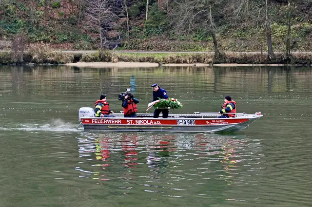 Kranzniederlegung in die Donau      | Foto: Reinhard Neudhart