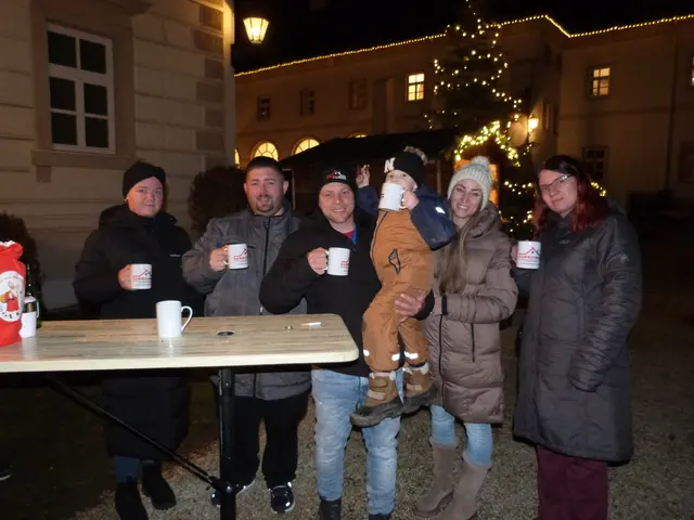 Hammerdach war auch wieder dabei, in den Händen zahlreicher Besucherinnen und Besucher beim jährlichen Adventmarkt im Schloss Lockenhaus.  | Foto: Vanessa Wittmann