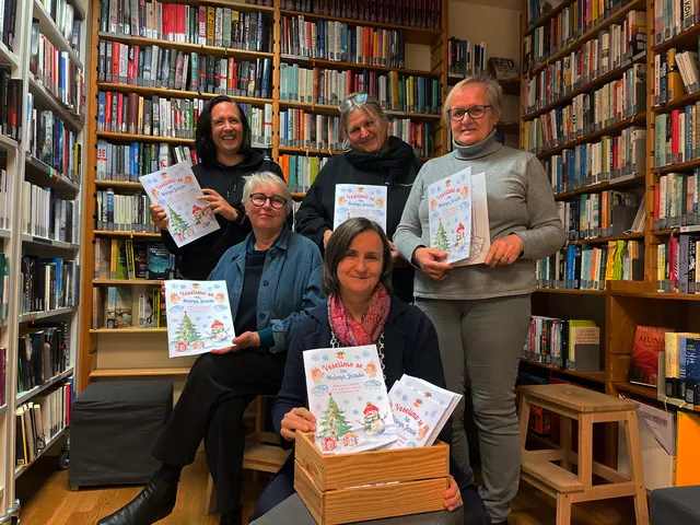 Das Bibliotheks-Team - am Bild leider ohne Autor Michael Hirschler - mit den liebevoll gestalteten Malbüchern  | Foto: Gesa Buzanich