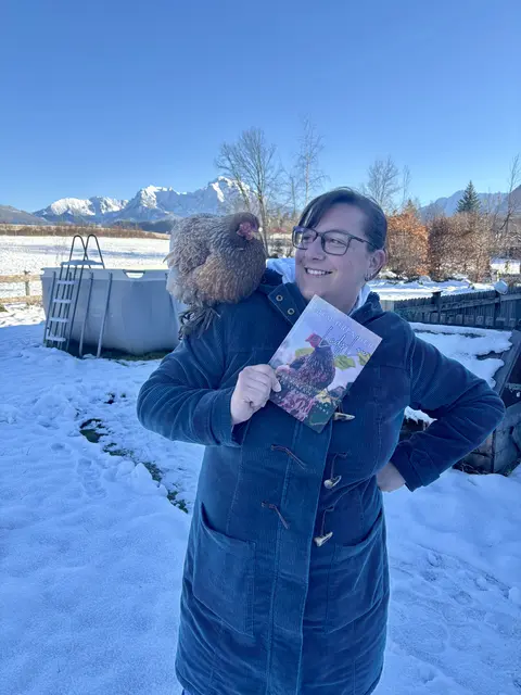 Autorin Ursula Jura und ihr Huhn namens Lady Lou. | Foto: Weymayer