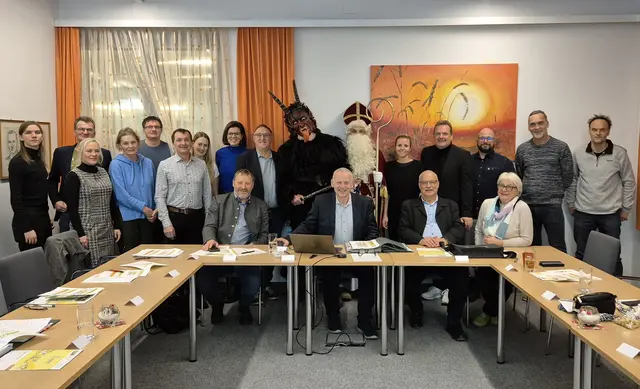 
Foto: Dennis Gavrău, Franz Zöchbauer, Petra Irschik, Maria Maier, Martin Brader, Josef Pfeffer, JuliaMiedler, Elisabeth Zuser, Franz Kaufmann, Johann Buresch, Martin Leonhardsberger mit Krampus und Nikolaus, Bernadette Janisch, Otmar Garschall, Wolfgang Ammerer, Michael Scharner, Michaela Engl, Walter Steinwander und Hubert Groiss. | Foto: Stadtgemeinde Mank