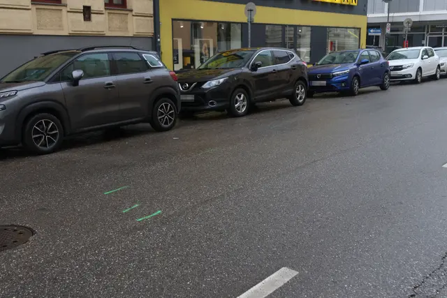 Eine 70-jährige Lenkerin kam aus ungeklärten Gründen von der Fahrbahn ab und verursachte eine folgenschwere Kettenreaktion. | Foto: laumat/Matthias Lauber