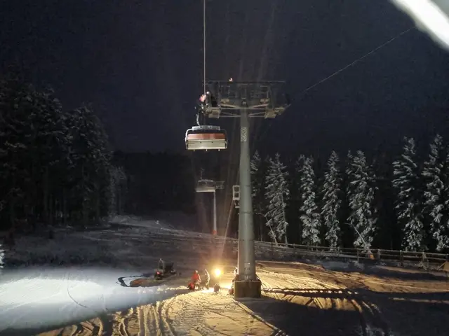 Einsatz am Stuhleck: Die Bergretterinnen und Bergretter der Ortsstelle Mürzzuschlag übten den Ernstfall und retteten Fahrgäste aus dem Sessellift.  | Foto: ÖBRD Mürzzuschlag