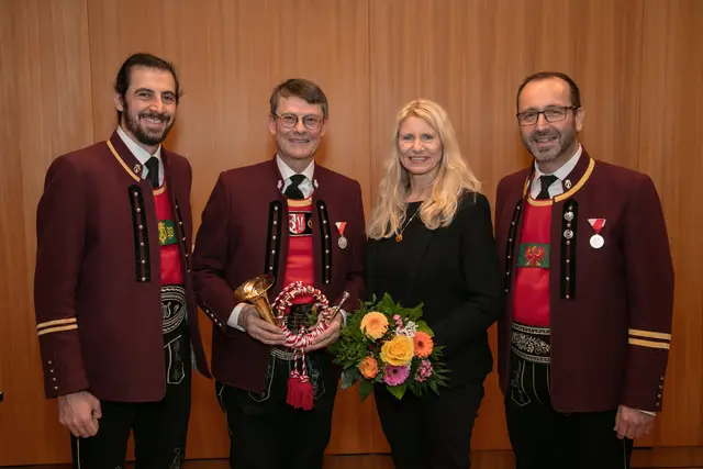 Obmann Matthias Plankensteiner mit den Geehrten Bürgermeister Thomas Öfner (25 Jahre MVZ), Instrumenten-Sponsorin LT-Abg. Iris Zangerl-Walser, Kapellmeister Raimund Walder (Silbernes Verdienstzeichen) | Foto: Foto Hofer Innsbruck