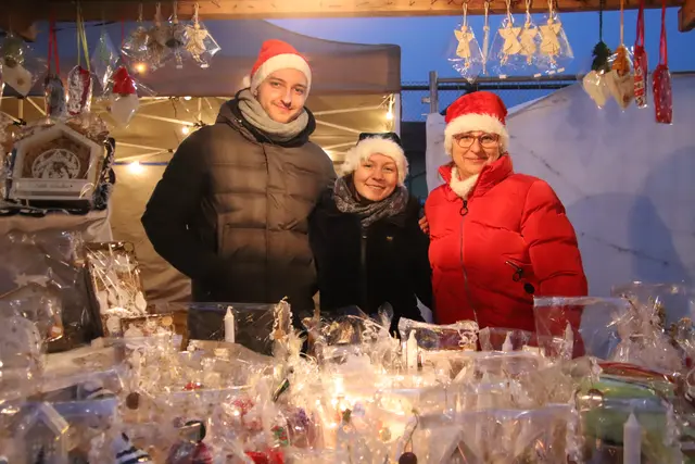 Die Standler boten allerhand weihnachtliche Geschenkartikel feil. | Foto: Martin Wurglits