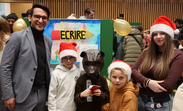 Nico Tilg kontrollierte, ob die Unternehmen auch ihren Gewerbeschein dabei hatten.  | Foto: Tatschl