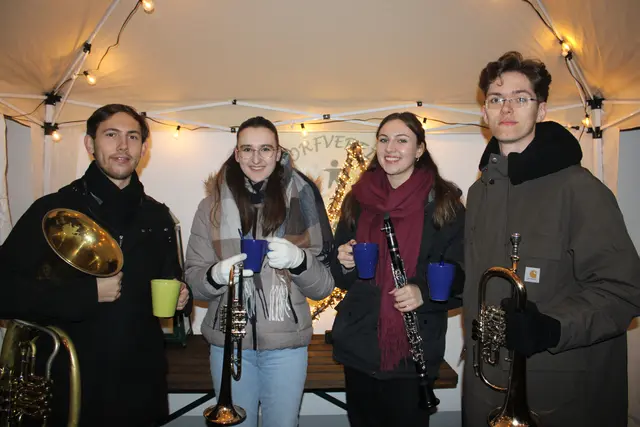 Musikanten des MV Mischendorf sorgte mit Weihnachtsliedern für gute Stimmung und hatten sich den Glühwein voll und ganz verdient. | Foto: Anika Paul